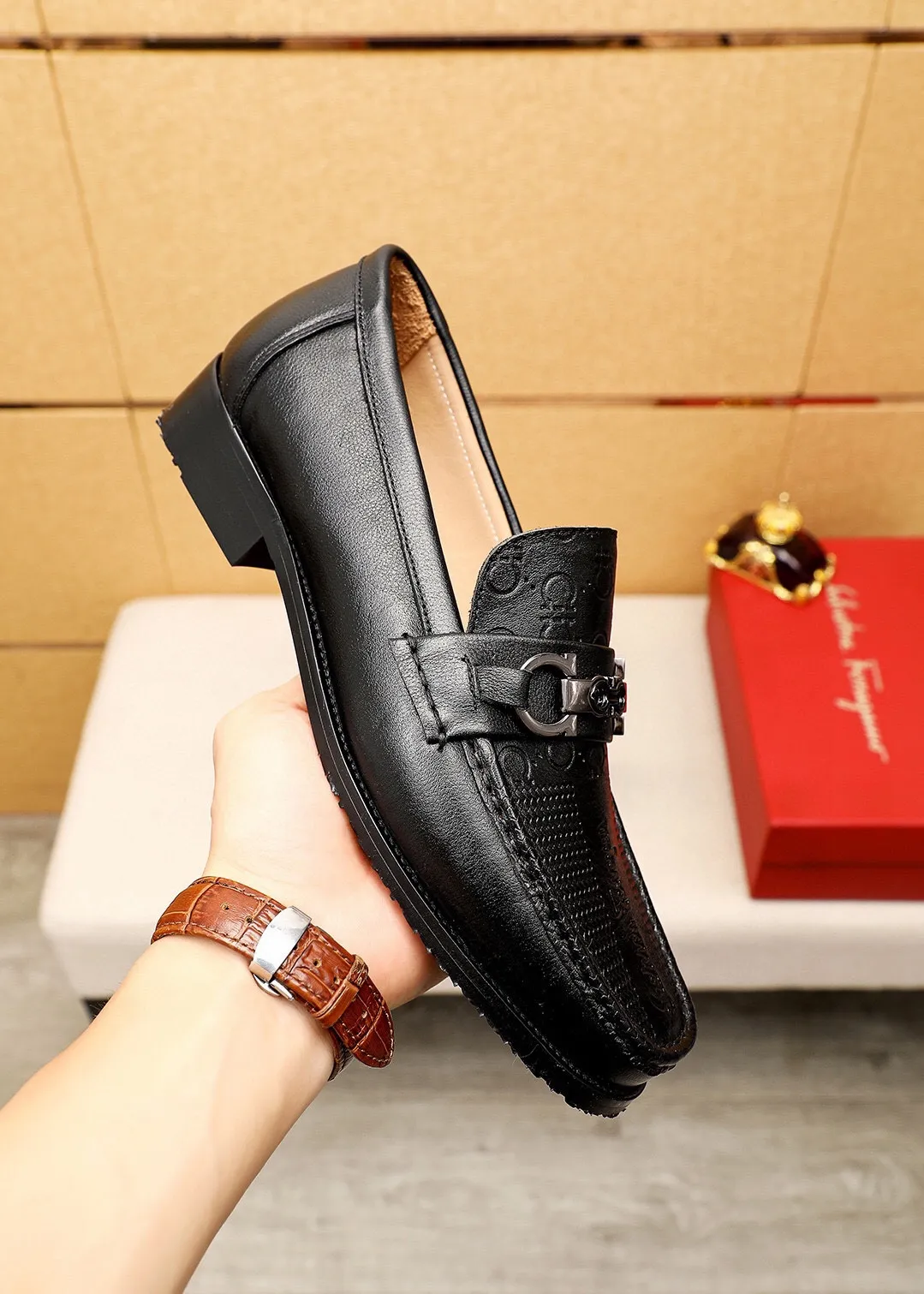Men's shoes 💰462 💐 Product trademark: Ferragamo "Ferragamo" casual leather shoes Regular size: 38-44 (45.46🉑️customized) Product materials: Selected imported first-layer calfskin embossed upper + luxury hardware buckle, imported water-dyed cow leather lining. Strong three-dimensional visual effect, combined outsole Color: 1⃣️color optional